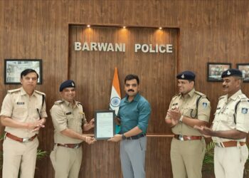 बलात्संग के आरोपी को मात्र 8 माह में माननीय न्यायालय-प्रथम अपर सत्र न्‍यायाधीश बड़वानी,श्रीमती संध्‍या मनोज श्रीवास्‍तव से 10 वर्ष कारावास का कठोर दंड दिलवाने पर उप निरीक्षक श्री रामकृष्ण लौवंशी को एसपी श्री पुनीत गेहलोद ने किया सम्मानित