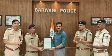 बलात्संग के आरोपी को मात्र 8 माह में माननीय न्यायालय-प्रथम अपर सत्र न्‍यायाधीश बड़वानी,श्रीमती संध्‍या मनोज श्रीवास्‍तव से 10 वर्ष कारावास का कठोर दंड दिलवाने पर उप निरीक्षक श्री रामकृष्ण लौवंशी को एसपी श्री पुनीत गेहलोद ने किया सम्मानित