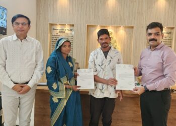 दंपत्ति को एस0पी0 ने किया सम्मानित