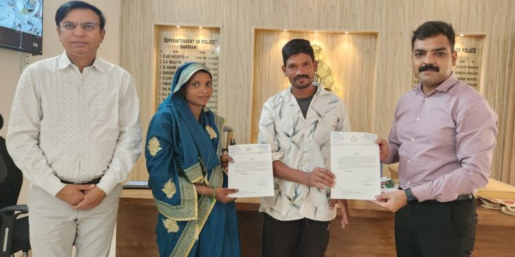 दंपत्ति को एस0पी0 ने किया सम्मानित