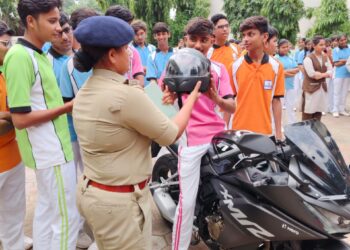 हरसुख दिगंबर स्कूल बड़वानी में 250 से अधिक बच्चों को यातायात नियमों के बारे में जानकारी दी गई