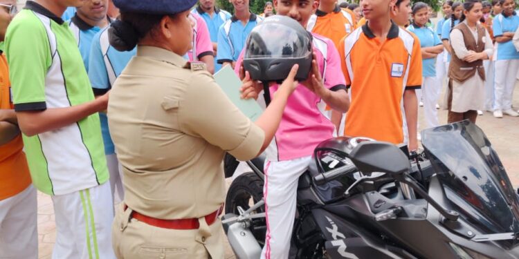 हरसुख दिगंबर स्कूल बड़वानी में 250 से अधिक बच्चों को यातायात नियमों के बारे में जानकारी दी गई