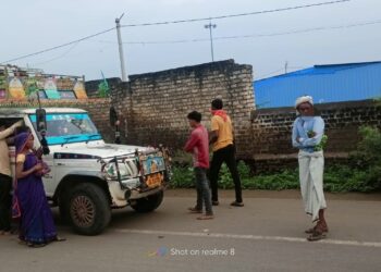 यातायात पुलिस द्वारा पिकअप वाहनों में खतरनाक ढंग से सवारी बिठाने पर वाहन चालकों को किया 27000/- के जुर्माने से दंडित