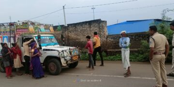 यातायात पुलिस द्वारा पिकअप वाहनों में खतरनाक ढंग से सवारी बिठाने पर वाहन चालकों को किया 27000/- के जुर्माने से दंडित