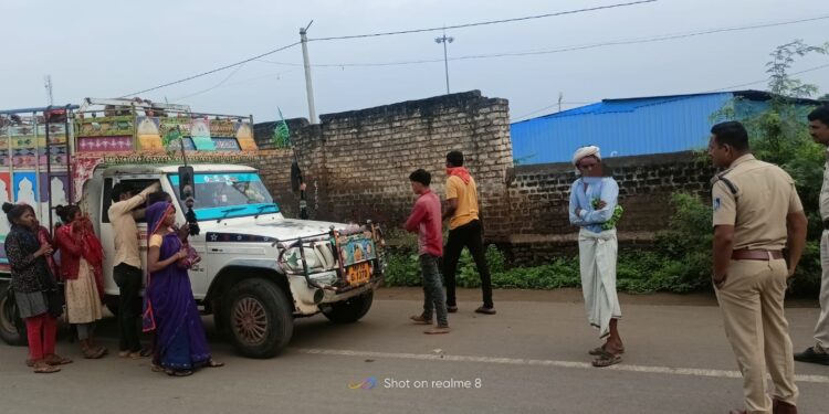 यातायात पुलिस द्वारा पिकअप वाहनों में खतरनाक ढंग से सवारी बिठाने पर वाहन चालकों को किया 27000/- के जुर्माने से दंडित