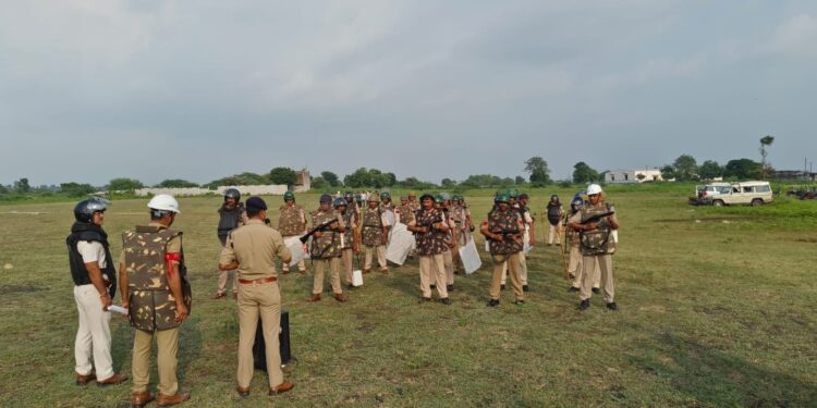 कुक्षी अनुभाग के चारों थानों के फोर्स ने डीआरपी लाइन धार के आधिकारियों के साथ किया बलवा ड्रिल का अभ्यास