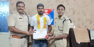 थाना राजपुर पुलिस ने आपरेशन त्रिनेत्रम के तहत कस्बा राजपुर में सीसीटीव्ही केमरे लगवाने वाले गणमान्य नागरिकों को सम्मानित कर दिया प्रमाण पत्र*