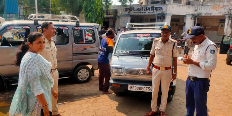 थाना यातायात पुलिस ने सरकारी अस्पताल परिसर में अनाधिकृत रूप से खड़े चार पहिया वाहनों पर की चालानी कार्यवाही