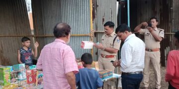 दीपावली पर्व पर पटाखा दुकानों का थाना प्रभारी एवं तहसीलदार ने किया निरीक्षण, दुकानदारों को दिए सुरक्षा व सावधानी के संबंधी निर्देश