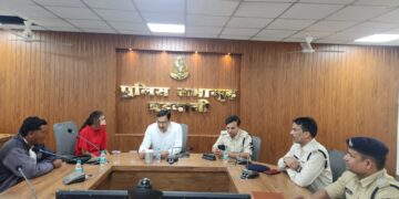 जन सुनवाई में शिकायतकर्ताओं की पुलिस अधीक्षक बड़वानी श्री जगदीश डावर ने सुनी शिकायतें