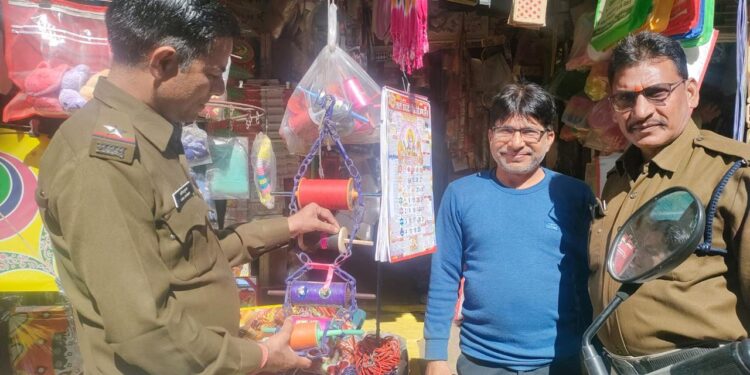 थाना नागलवाड़ी पुलिस ने चायनीज मांझा विक्रय करने वाली दुकानों की चेकिंग की