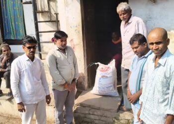 आज दिनांक 1 फरवरी 2025 को वार्ड नंबर 14 में और वार्ड नंबर 1 में गरीब परिवार में मृत्यु हो गई थी उन परिवारों को वार्ड नंबर 6 के पार्षद प्रतिनिधि जमील खान की तरफ से गेहूं दान की है साथ में वार्ड नंबर 14 के पार्षद चिंटू चौहान वार्ड नंबर 1 के पार्षद प्रतिनिधि अंतिम यादव जी