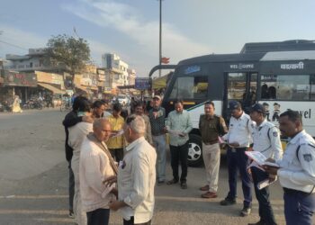 पुलिस थाना यातायात ने बस स्टैंड बड़वानी पर साइबर जागरूकता अभियान किया आयोजित
