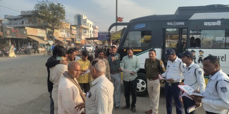 पुलिस थाना यातायात ने बस स्टैंड बड़वानी पर साइबर जागरूकता अभियान किया आयोजित