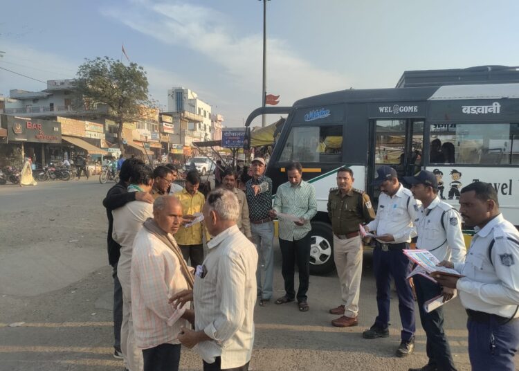 पुलिस थाना यातायात ने बस स्टैंड बड़वानी पर साइबर जागरूकता अभियान किया आयोजित