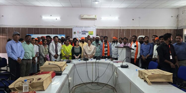 परंपरागत जनजातीय वेंद्यों को प्राथमिक उपचार में सहायक उपकरणों का वितरण और संचालन प्रशिक्षण कार्यक्रम संपन्न