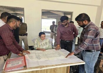 कलेक्टर ने किया विकासखण्ड राजपुर का भ्रमण