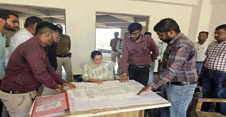 कलेक्टर ने किया विकासखण्ड राजपुर का भ्रमण