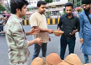 आम जनता को नि:शुल्क पक्षियों के फीडर, पानी के बर्तन और पशु-पक्षियों के लिए अनाज वितरित किया