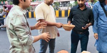 आम जनता को नि:शुल्क पक्षियों के फीडर, पानी के बर्तन और पशु-पक्षियों के लिए अनाज वितरित किया