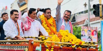 धार जिला कांग्रेस कमेटी के नवनियुक्त अध्यक्ष स्वतंत्र जोशी के स्वागत में उमड़ी भीड़, नेता प्रतिपक्ष उमंग सिंघार भी रहे मौजूद