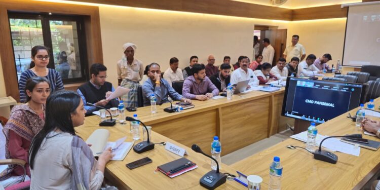 कलेक्टर श्रीमति जयति सिंह ने सेंधवा में आयोजित जनसुनवाई में सुनी 48 आवेदकों की समस्याएं