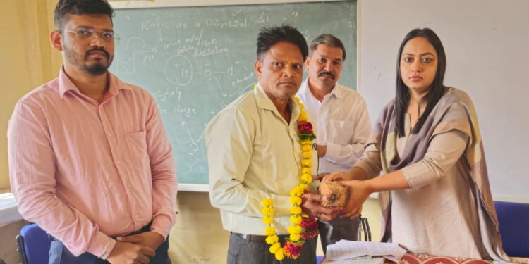 मतदाता सूची के विशेष गहन पुनरीक्षण में उत्कृष्ट कार्य हेतु बीएलओ सम्मानित