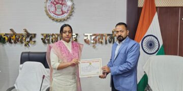 सीएम हेल्पलाइन में उत्कृष्ट कार्य करने पर कलेक्टर ने अधिकारियों को प्रशस्ति पत्र से सम्मानित किया