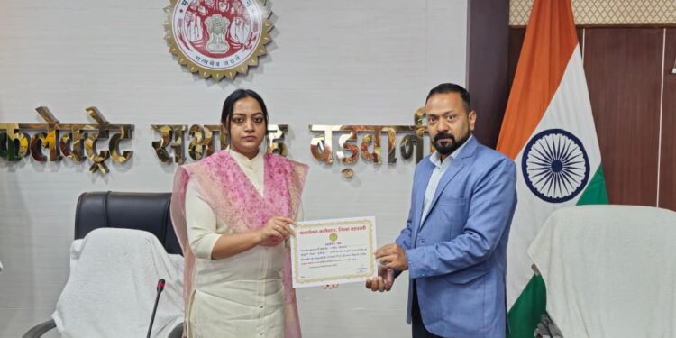 सीएम हेल्पलाइन में उत्कृष्ट कार्य करने पर कलेक्टर ने अधिकारियों को प्रशस्ति पत्र से सम्मानित किया