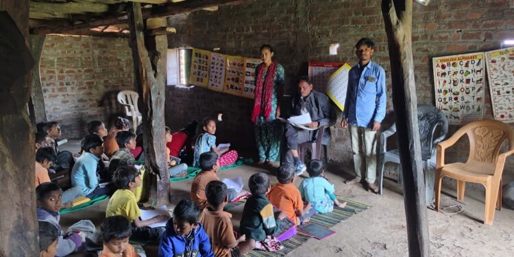 विकासखण्ड पाटी में 24 अधिकारियों द्वारा एक साथ 60 शालाओ का किया अवलोकन 2 शालाए मिली बंद, अनुपस्थित अतिथि शिक्षकों के विरूद्ध कार्यवाही