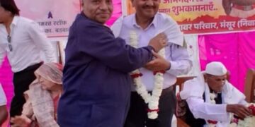 बड़वानी पुलिस अधीक्षक डावर जी के सेवानिवृत होने पर विकास डावर से मुलाकात की पलसुद सराफा  संगठन के अध्यक्ष श्री गिरजेश जी दादु  के द्वारा माल्यार्पण कर स्वागत किया गया।