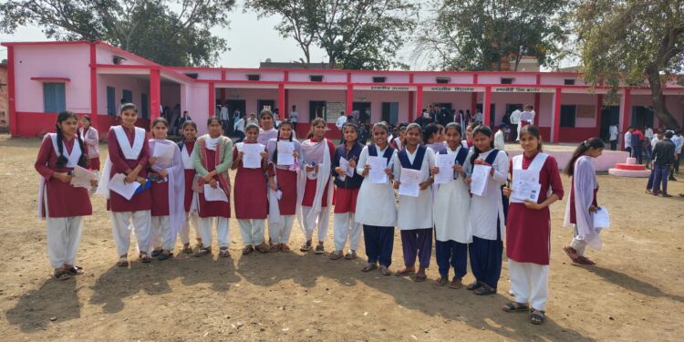 एमपी बोर्ड परीक्षा का आगाज: मगरखेड़ी संकुल केंद्र पर अंग्रेजी के पर्चे के साथ शुरू हुई 12वीं की परीक्षा.