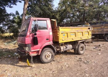 खनिज विभाग की कार्रवाई दो डंपरों को जप्त कर खलटाका पुलिस चौकी किया खड़ा