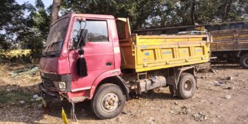 खनिज विभाग की कार्रवाई दो डंपरों को जप्त कर खलटाका पुलिस चौकी किया खड़ा