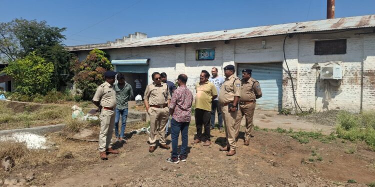 लूट-डकैती के घटनास्थल का नवागत पुलिस अधीक्षक श्री पद्म विलोचन शुक्ल द्वारा निरीक्षण