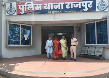 थाना राजपुर पुलिस ने गुम इंसान महिला को सकुशल दस्तयाब कर किया परिजनों के सुपुर्द