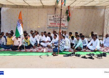 बड़वानी में धरना प्रदर्शन का आयोजन किया गया।