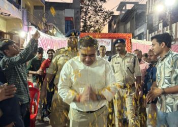 पुलिस अधीक्षक बड़वानी श्री पद्मविलोचन शुक्ल द्वारा थाना सेंधवा शहर के त्रिवेणी चौक पर किया जनसंवाद*