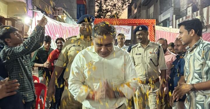 पुलिस अधीक्षक बड़वानी श्री पद्मविलोचन शुक्ल द्वारा थाना सेंधवा शहर के त्रिवेणी चौक पर किया जनसंवाद*