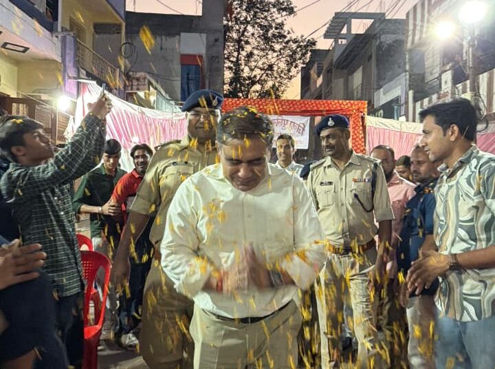 पुलिस अधीक्षक बड़वानी श्री पद्मविलोचन शुक्ल द्वारा थाना सेंधवा शहर के त्रिवेणी चौक पर किया जनसंवाद*