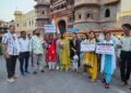 मेलोड़ी बाटने राजवाड़ा पहुंचे कांग्रेसी,मेलोड़ी खाओ,महगाई भूल जाओ के लगाए नारे
