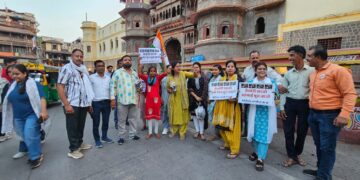 मेलोड़ी बाटने राजवाड़ा पहुंचे कांग्रेसी,मेलोड़ी खाओ,महगाई भूल जाओ के लगाए नारे