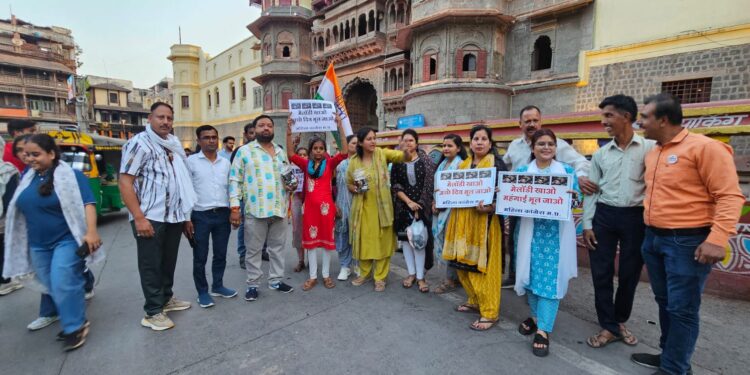 मेलोड़ी बाटने राजवाड़ा पहुंचे कांग्रेसी,मेलोड़ी खाओ,महगाई भूल जाओ के लगाए नारे