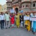 मेलोड़ी बाटने राजवाड़ा पहुंचे कांग्रेसी,मेलोड़ी खाओ,महगाई भूल जाओ के लगाए नारे